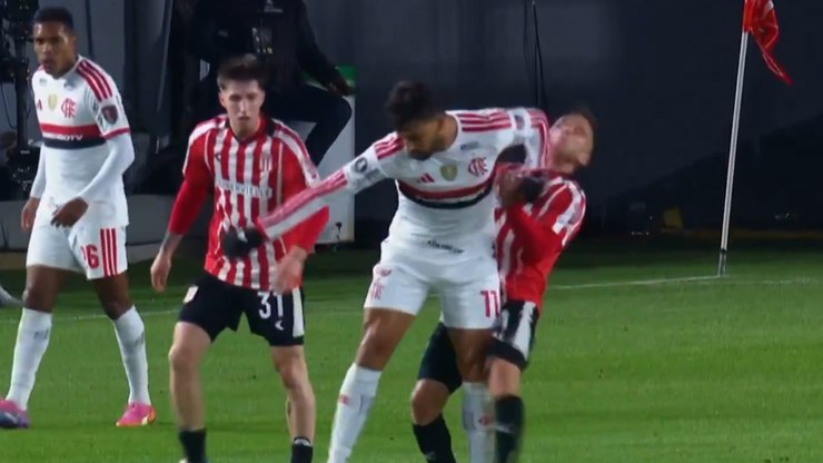 Estudiantes pede expulsão de Paquetá na Libertadores; veja lance
