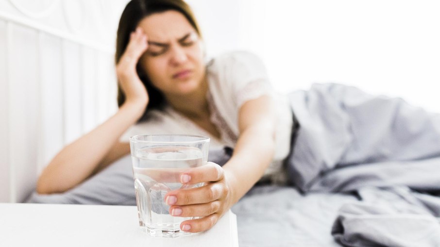 Intercalar a bebida alcoólica com água, ajuda a repor a desidratação e evita a ressaca Intercalar a bebida alcoólica com água, ajuda a repor a desidratação e evita a ressaca