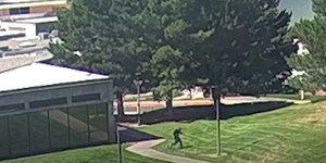 Atirador de Charlie Kirk aparece fugindo em vídeo, diz FBI; veja