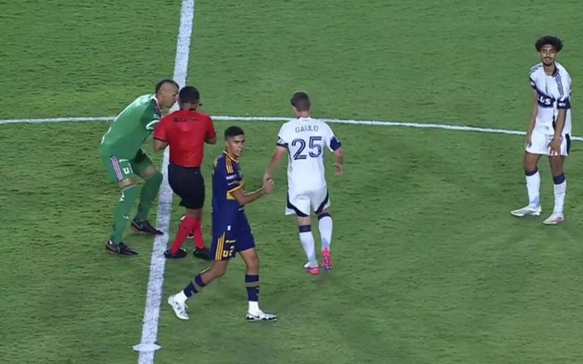 Nahuel Guzmán, do Tigres, arremessou uma lixeira no acesso aos vestiários após ser expulso