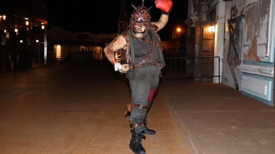 Noite de personagens exóticos no Hopi Hari