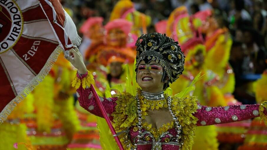 Desfiles das escolas de samba ocorrem em abril