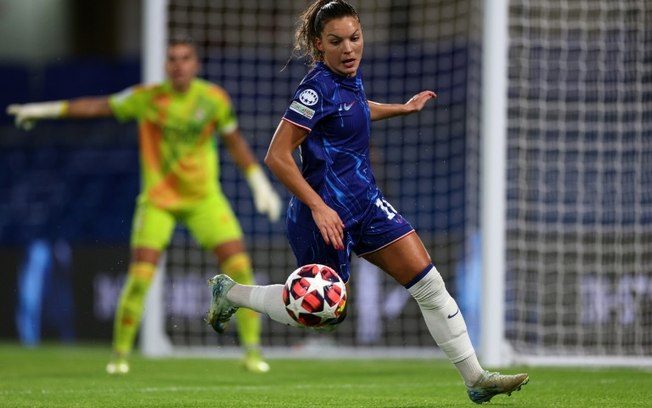 A jogadora sueca do Chelsea, Johanna Rytting Kaneryd, domina a bola durante a partida da Liga dos Campeões contra o Real Madrid, em 8 de outubro de 2024, em Londres