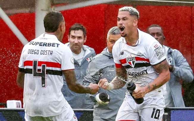 Luciano comemora um dos dois gols marcados na vitória