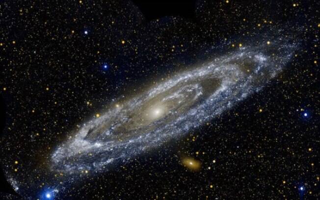 A galáxia de Andrômeda vista na luz ultravioleta.