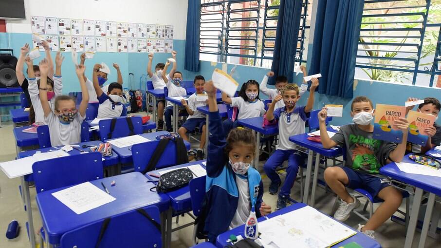 Imunização escolar é de crianças de 5 a 11 anos. Imunização escolar é de crianças de 5 a 11 anos.