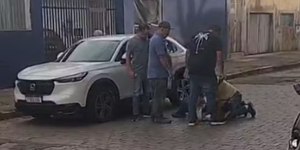 Motorista de app apanha após ameaçar passageiros com arma falsa