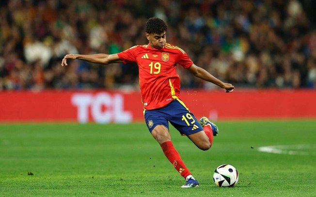 Lamine Yamal em ação com a camisa da Espanha - Foto: Divulgação