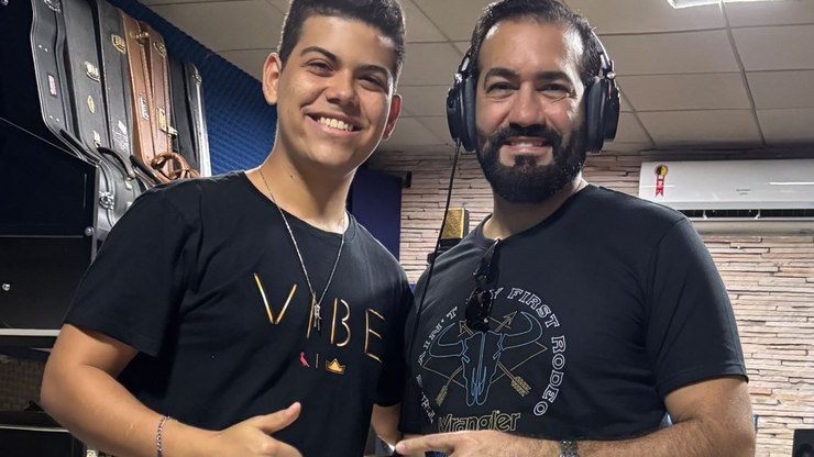 Fábio Malttez grava parceria com campeão do The Voice Kids