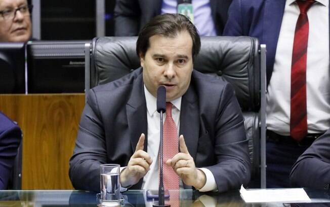 Rodrigo Maia criticou deputado que destruiu quadro sobre racismo exposto na Câmara