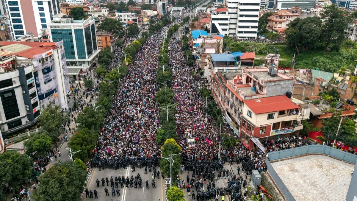 Manifestantes entraram em confronto com policiais e com o Exército, no Nepal Manifestantes entraram em confronto com policiais e com o Exército, no Nepal
