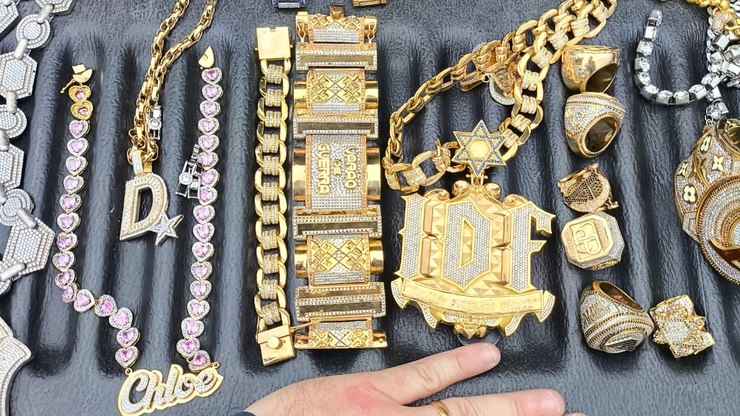 Família de traficante do RJ é presa com joias em fuga pra Bolívia