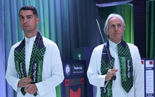 Estrelas do Al Nassr, Cristiano Ronaldo e Jorge Jesus com vestimentas típicas Estrelas do Al Nassr, Cristiano Ronaldo e Jorge Jesus com vestimentas típicas
