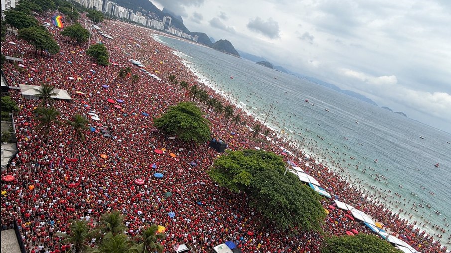 Multidão sai às ruas em ato pró-Lula em Copacabana Multidão sai às ruas em ato pró-Lula em Copacabana