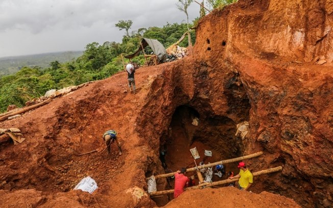 Mineiros trabalham na mina de ouro Iron, perto da cidade de Rosita, na costa norte do Caribe da Nicarágua, em 6 de março de 2017