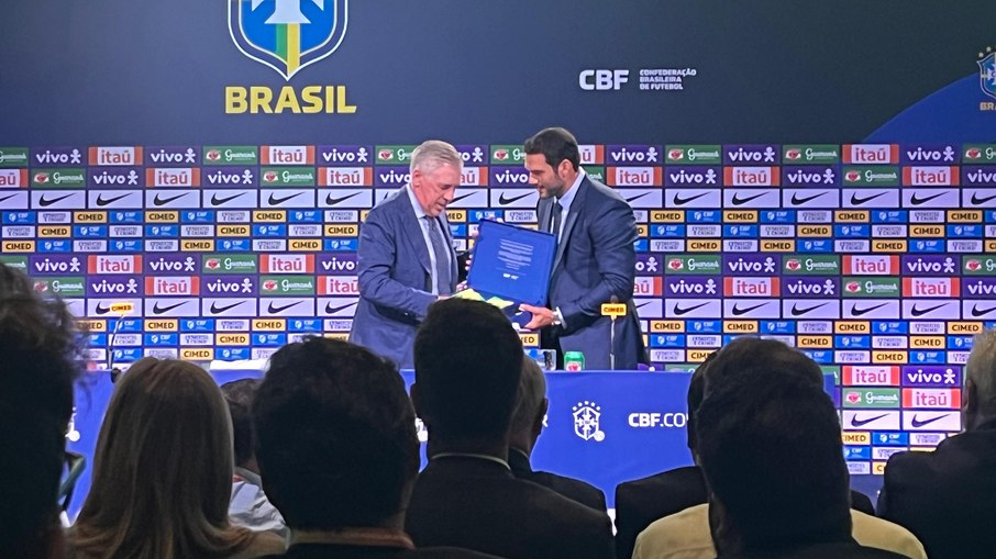 Carlo Ancelotti e Samir Xaud durante a apresentação do italiano na Seleção