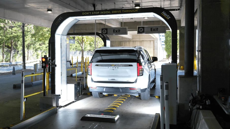 Clientes que alugam em alguns aeroportos dos EUA passarão pelos scanners de IA da Hertz ao retirar e devolver seus carros Clientes que alugam em alguns aeroportos dos EUA passarão pelos scanners de IA da Hertz ao retirar e devolver seus carros