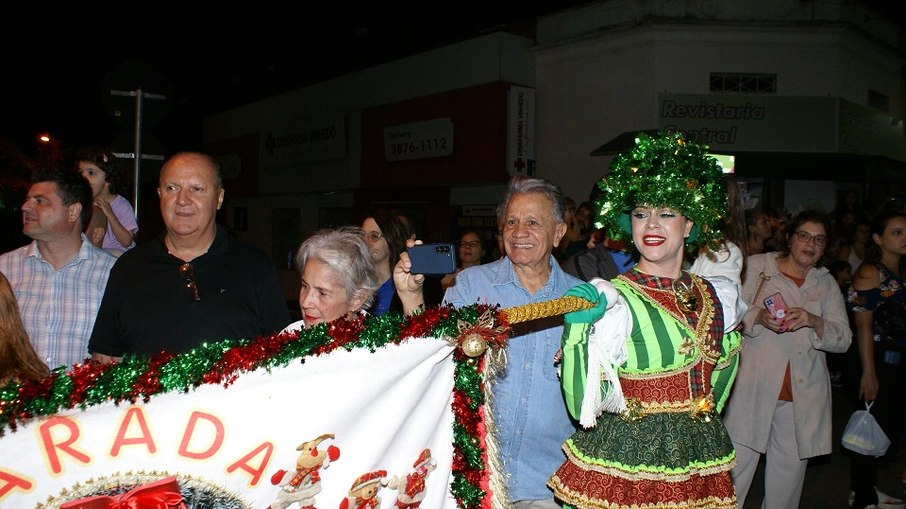 Dr. Dario Pacheco, prefeito de Vinhedo, durante o desfile da Grande Parada de Natal