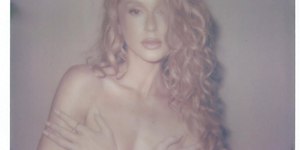 Marina Ruy Barbosa abre álbum de fotos e posa de topless