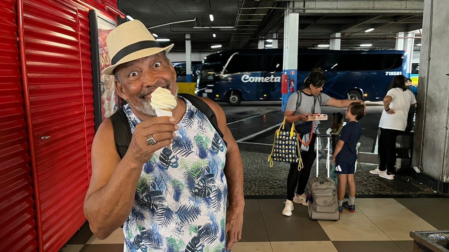 De volta para casa após passar o Réveillon no Rio, Júlio Campos atravessou a Rodoviária do Rio com fé e esperança. Para 2026, ele pede mais atenção aos que mais precisam e deseja saúde para todos