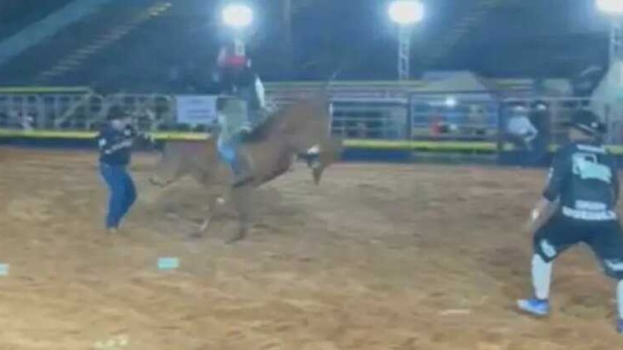 Locutor de rodeio é pisoteado por touro, mas segue narração sem perder o microfone