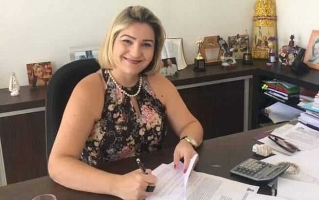 Lívia Soares Bello da Silva é acusada de favorecer servidores e funcionários