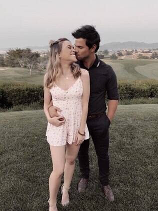taylor lautner abraça namorada