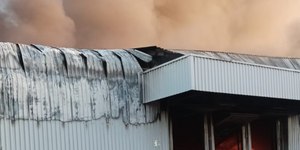 Fogo atinge fábrica da Colcci em SC e segue mobilizando bombeiros