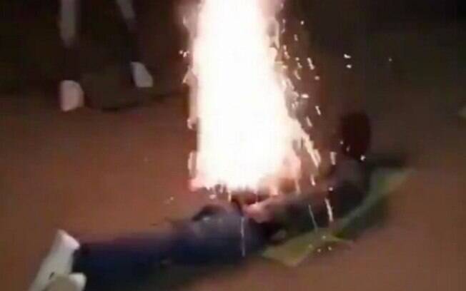 Fogos de artifício explodem em rapaz; não foi informado aonde ocorreeram as filmagens e se ele ficou gravemente ferido