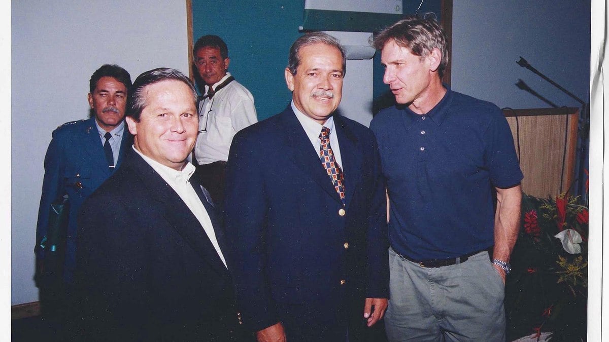 Harrison Ford, César Borges, então governador da Bahia ao centro, e o autor deste texto Harrison Ford, César Borges, então governador da Bahia ao centro, e o autor deste texto