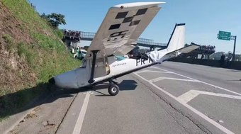 Avião faz pouso forçado em rodovia de São Paulo; veja fotos