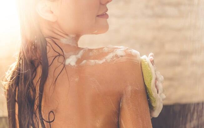 Tomar banho a noite ajuda a retirar impurezas da pele