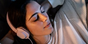 Dormir com fones de ouvido: hábito pode trazer riscos à saúde