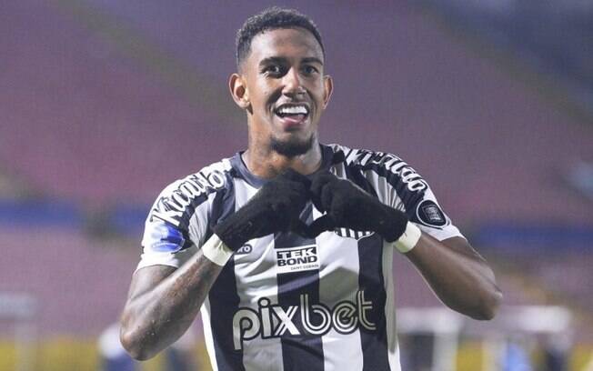 Herói, Rwan comemora retorno com gol no Santos: 'Trabalho para isso'
