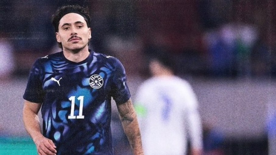 Maurício, do Palmeiras, em ação pelo Paraguai