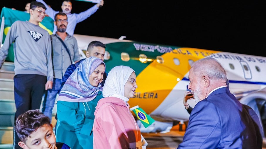 Lula recebendo brasileiros de Gaza em Brasília