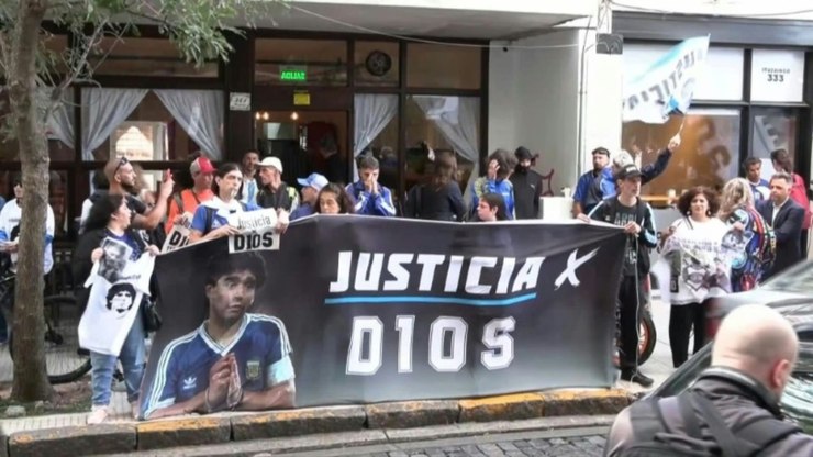 Julgamento de médicos acusados pela morte de Maradona é anulado