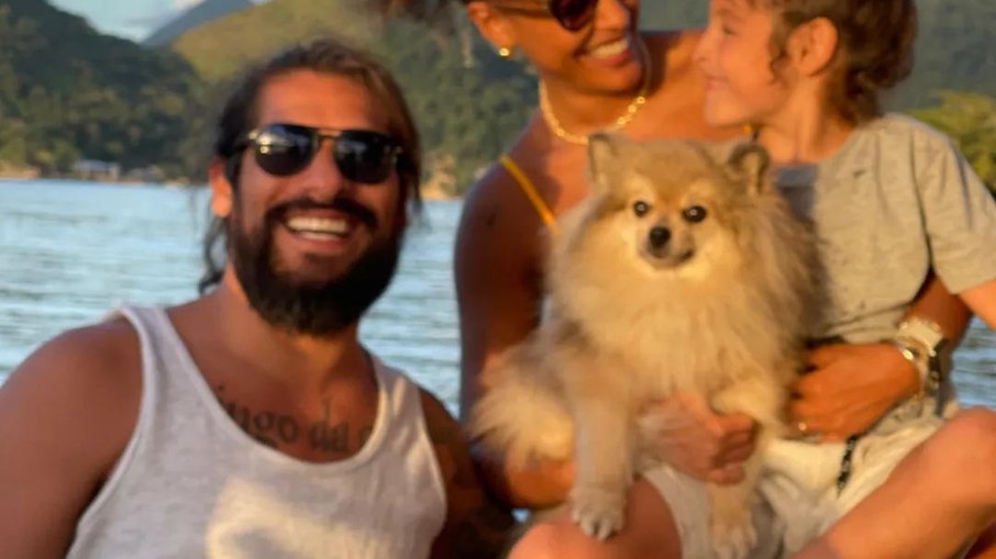 Sheron Menezzes posta cliques raros em clima de romance com o marido