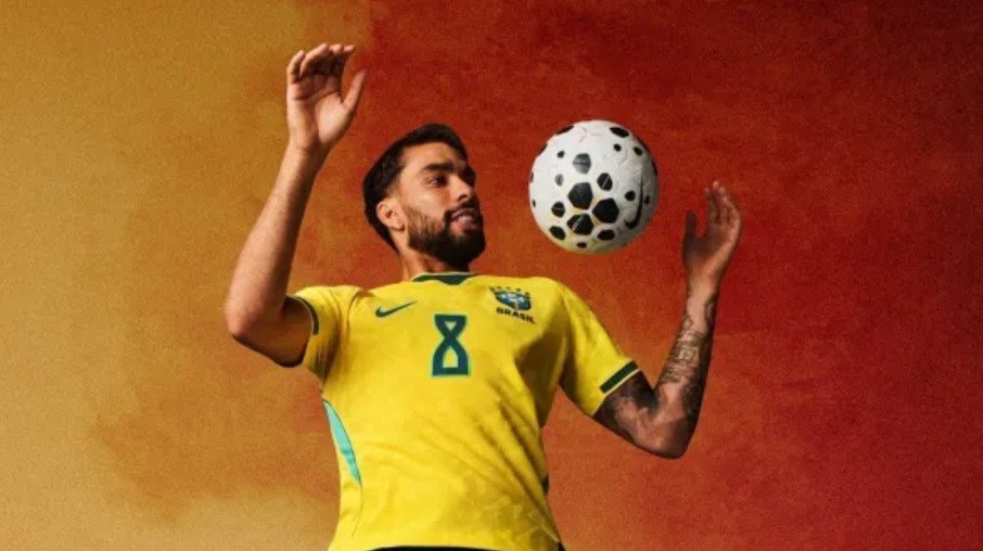 Lucas Paquetá posa com o novo uniforme amarelo da Seleção Brasileira para a Copa do Mundo de 2026.