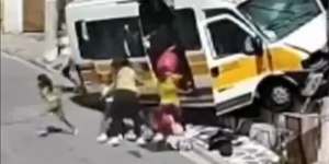 Vídeo: van escolar bate em muro de padaria na Zona Leste de SP