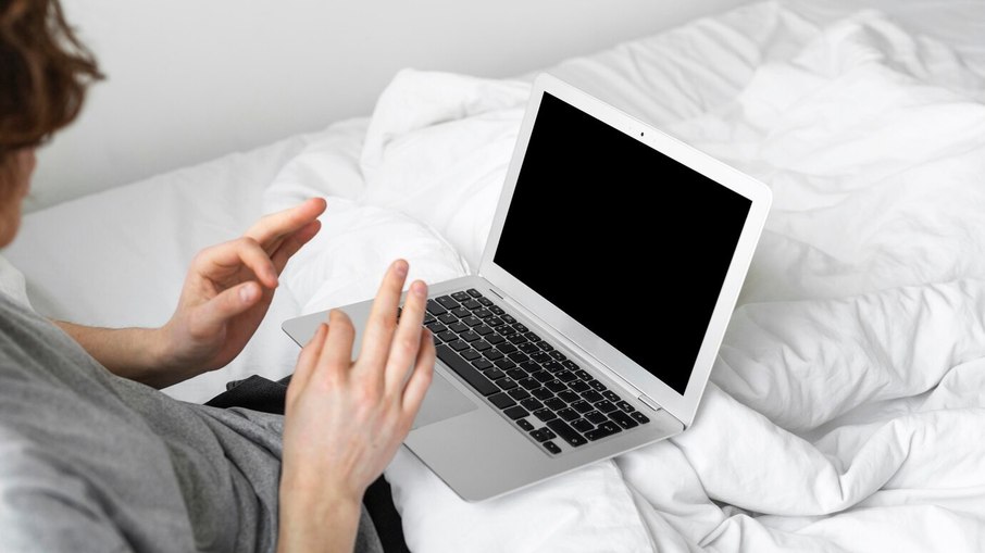 Usar o notebook em cima da cama pode ocasionar no aquecimento do aparelho Usar o notebook em cima da cama pode ocasionar no aquecimento do aparelho