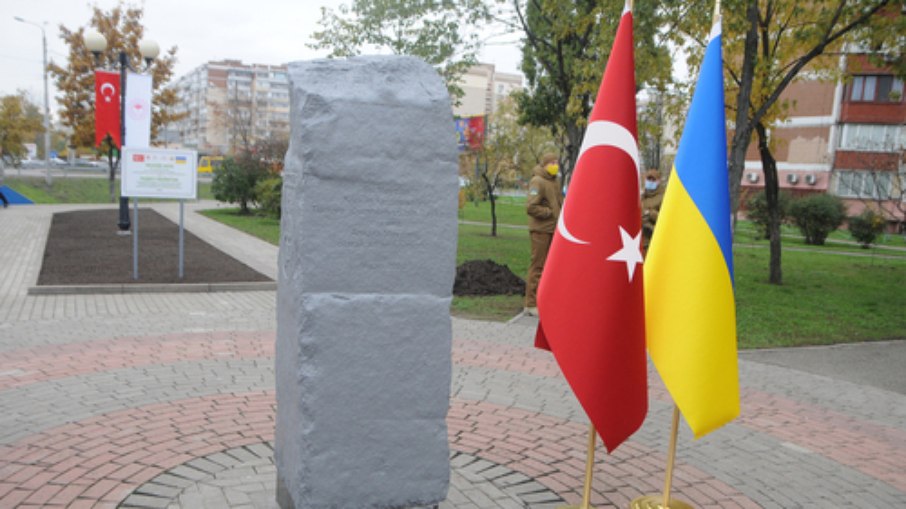 As bandeiras da Ucrânia e Turquia
