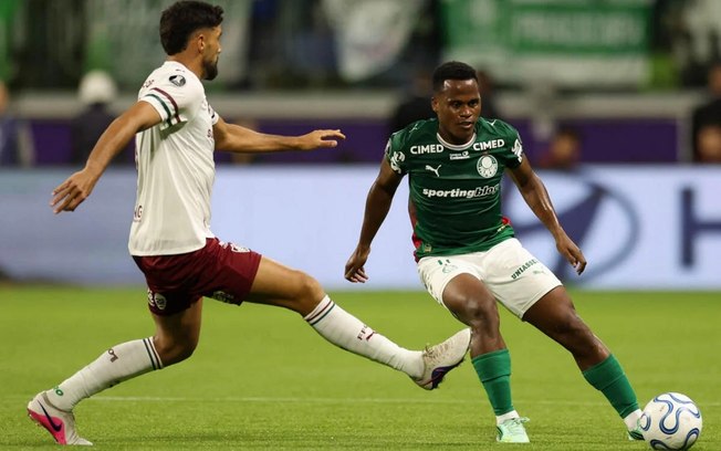 Arias em disputa de bola no duelo entre Fluminense x Palmeiras Arias em disputa de bola no duelo entre Fluminense x Palmeiras