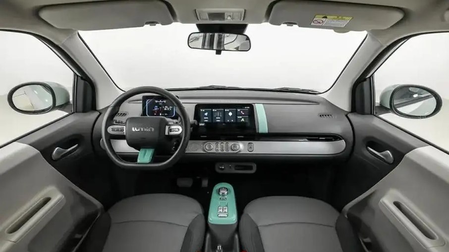 Cabine do Changan Lumin reúne painel horizontal, central multimídia e acabamento simples.