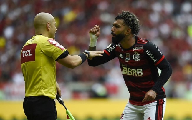 Gabigol, do Flamengo, critica cartão para Pedro Raul e cita campanha #BailaViniJr