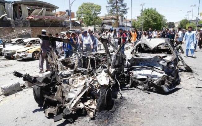 Atentado destruiu carros, matou pelo menos 80 pessoas e deixou feridas 350 em Cabul