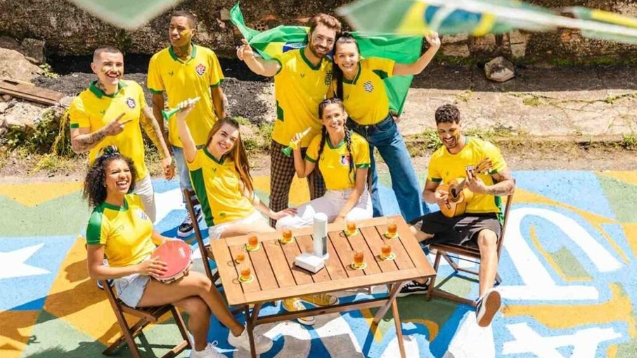 Times brasileiros homenageiam a seleção brasileira com camisa amarela Times brasileiros homenageiam a seleção brasileira com camisa amarela