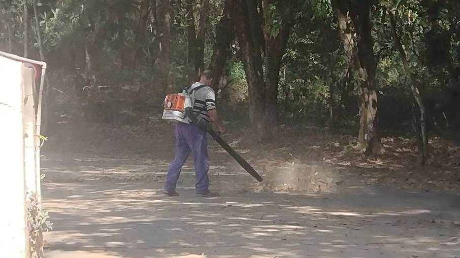 Funcionários trabalhando no condomínio