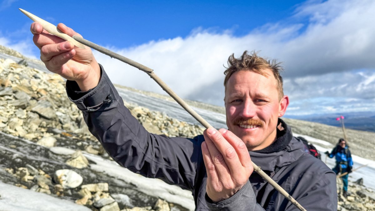 Arqueólogo Kjetil Loftsgarden, do Museu de História Cultural de Oslo, segura uma flecha completa com ponta de osso e haste de madeira Arqueólogo Kjetil Loftsgarden, do Museu de História Cultural de Oslo, segura uma flecha completa com ponta de osso e haste de madeira