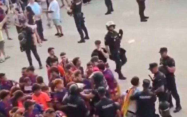 Barcelona emite nota contra ação policial 